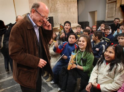 Francisco Ibáñez, con un grupo de escolares en una biblioteca de Valencia en 2008.