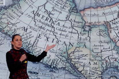 La presidenta de México, Claudia Sheinbaum, muestra un mapa antiguo de América del Norte, este jueves en Ciudad de México.