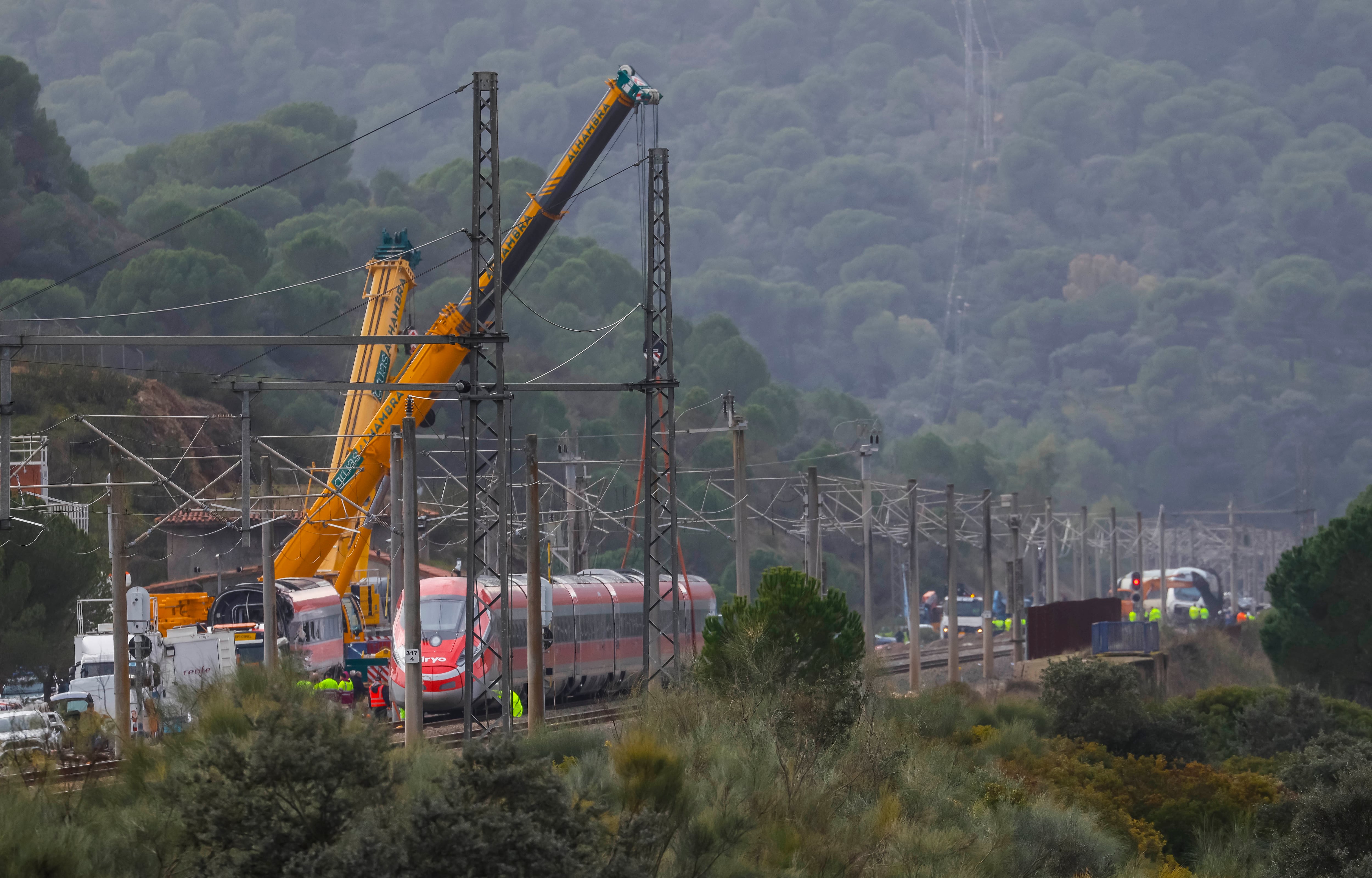 Grúas trabajan junto al tren Iryo, el jueves, en Adamuz (Córdoba).