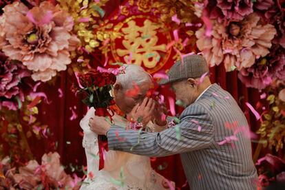Una pareja celebra una ceremonia durante su 70 aniversario de bodas en Zhejiang (China), el 14 de febrero de 2019.
