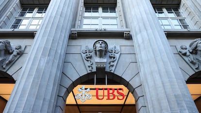 FILE PHOTO: The logo of Swiss bank UBS is seen in Zurich, Switzerland, March 20, 2023. REUTERS/Denis Balibouse/File Photo