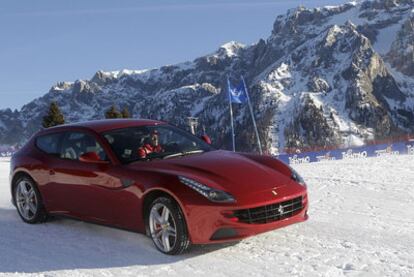 Alonso, al volante de un Ferrari, en las pistas nevadas de Madonna di Campiglio.