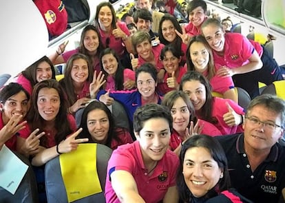 Las jugadoras del Barcelona celebran el título en el avión.