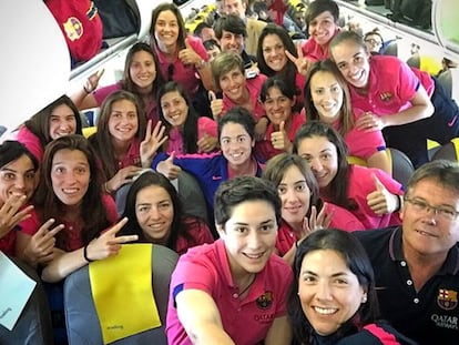 Les jugadores del Barça celebren el títol a l'avió.