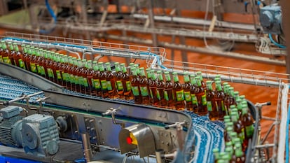 Botellas de Fuze Tea en la fábrica de Coca-Cola de Sevilla, en una imagen cedida por la empresa.