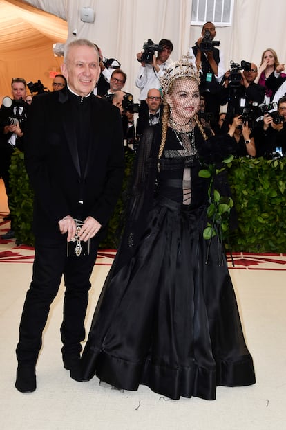 Madonna posó junto a Jean Paul Gaultier, responsable de su vestido negro con cruz en el pecho.