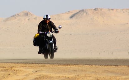 En moto por la desértica península Río de Oro (Sáhara Occidental).