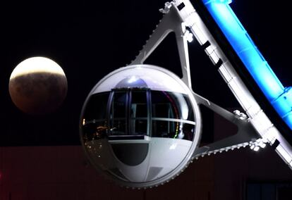 La Luna cubierta parcialmente por la sombra de la Tierra detrás de una cabina del High Roller de Las Vegas, EE UU.