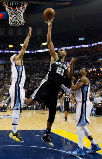 Tim Duncan lanza a canasta ante Bayless, de los Grizzlies.