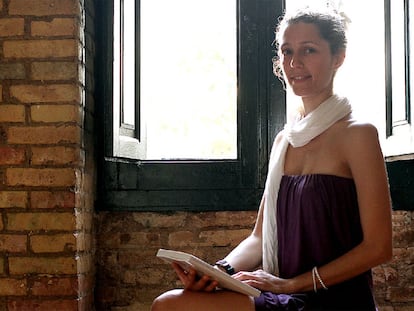 Elena Vander con un ejemplar de su autobiografía <i>En nombre del amor.</i>