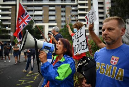 Manifestantes serbios ondeaban este viernes banderas
de su país, otros activistas antivacunas expresaron su apoyo a Djokovic,
quien espera que el lunes un tribunal australiano se pronuncie sobre
su deportación después de que las autoridades revocaran su visado por
no estar vacunado contra la covid-19.