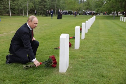 El presidente ruso, Vlodímir Putin, deposita flores en las tumbas de los pilotos soviéticos muertos durante la Segunda Guerra Mundial, este viernes en Anchorage (Alaska), el viernes.