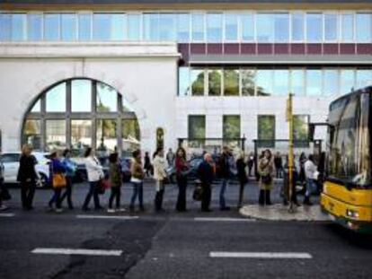 Varios usuarios de transporte público esperan en una parada de autobús delante de la estación de metro Cais do Sodre durante una huelga de 24 horas de los trabajadores de metro en contra de los recortes previstos para el sector en los Presupuestos Generales del Estado de 2014 en Lisboa (Portugal) el pasado 31 de octubre de 2013. EFE/Archivo