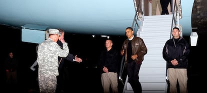 El presidente de EE UU, Barack Obama, es recibido en la base aérea de Bagram por el General David Petraeus y el embajador estadounidense en Kabul Karl W. Eikenberry.