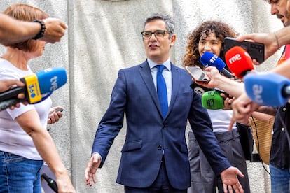 El ministro de la Presidencia y de Justicia, Félix Bolaños, este lunes cerca de la sede del Consejo General del Poder Judicial.