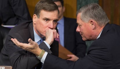 Los senadores Mark Warner (Izda.) y Richard Burr conversan durante una sesi&oacute;n en el Senado.