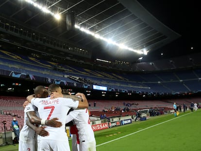 Los jugadores del PSG celebran el gol de Kean ante el Barcelona en el Camp Nou en la ida de los octavos de la Champions.