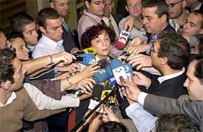 Palacio responde a los periodistas antes de intervenir en la Comisión de Asuntos Exteriores del Congreso.