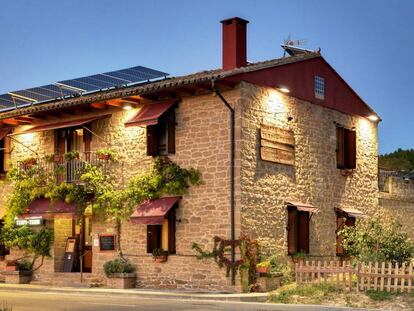 Fachada del hostañ rural Txapi Txuri, en Navarra. 