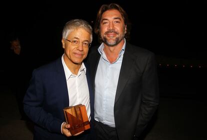 El maestro y director Juan Carlos Corazza, junto a su alumno m&aacute;s conocido, Javier Bardem