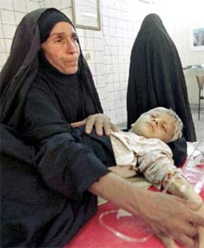 Una madre iraquí, con su hijo enfermo, en un hospital de Bagdad.