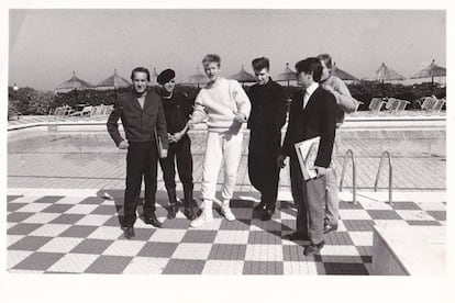 Juanito 'Torpedo' (izquierda) junto a Depeche Mode durante un encuentro con la prensa previo a su concierto en Pachá auditorium del 8 de marzo de 1984. Foto de Manuel Navarro, cedida por Juanito 'Torpedo'.