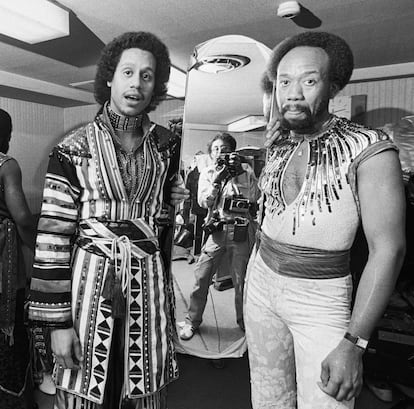 Dos de los miembros de Earth, Wind & Fire. Reflejado en el espejo, el fotógrafo Bruce W. Talamon.