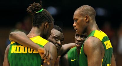 Dieng, a la derecha habla con sus compañeros de Senegal.