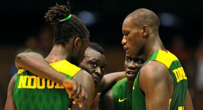 Dieng, a la derecha habla con sus compa&ntilde;eros de Senegal. 