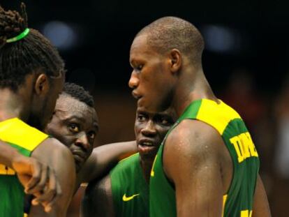 Dieng, a la derecha habla con sus compa&ntilde;eros de Senegal. 