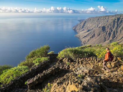 Una senderista en el mirador de Isora, en el geoparque de la Isla de El Hierro (Canarias).