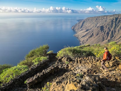 Una senderista en el mirador de Isora, en el geoparque de la Isla de El Hierro (Canarias).