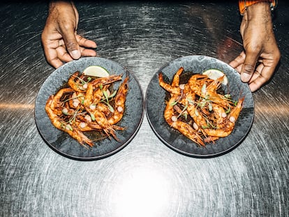 Gamba blanca de Huelva a la talla con mayonesa de chapulín en el restaurante Gatxupa del chef Bruno Oteiza, en el donostiarra barrio de Gros.