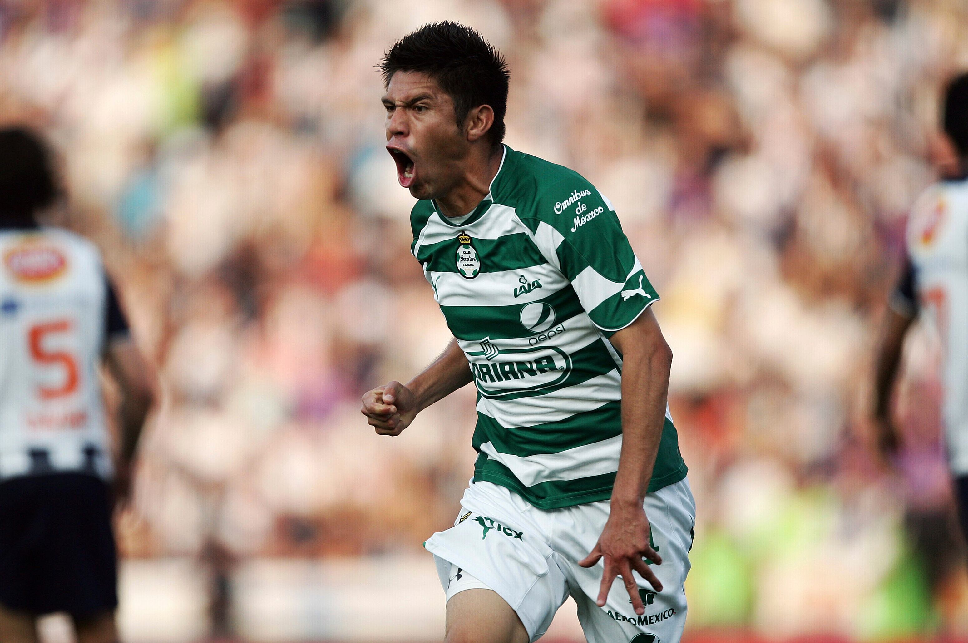 Oribe Peralta, con la camiseta de Santos Laguna, celebra un gol en 2011.