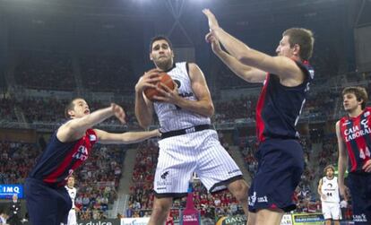 Mavroeidis lucha un balón ante Teletovic y Bjelica en el último choque ante el Bizkaia.