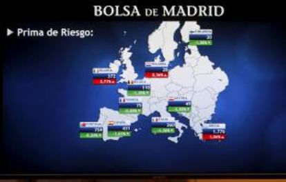 Vista del panel en la Bolsa de Madrid el pasado miércoles con la evolución de la prima de riesgo de los países europeos.