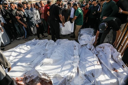 Familiares y seres queridos, de los palestinos que perdieron la vida después de que las fuerzas israelíes abrieran fuego contra una multitud reunida en un punto de distribución de ayuda en Rafah, lloran a sus difuntos en el Complejo Médico Nasser.