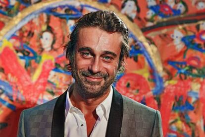 El actor Jordi Mollà frente a uno de sus cuadros expuestos en Venecia.