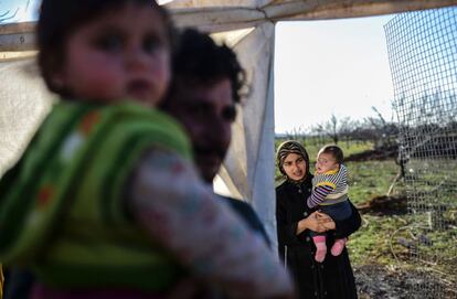 Refugiados en un campamento provisional cerca del cruce fronterizo de Oncupinar, en Kills, Turquía.