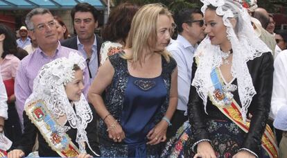 La alcaldesa de Alicante, Sonia Castedo junto a la 'bellesa del foc' en la primera 'mascletà'.