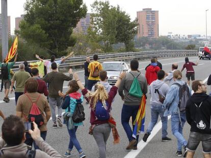 Un grupo de jóvenes corta al tráfico la autopista C-58 en Terrasa durante la jornada de protesta general.