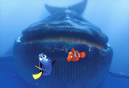 Dory se comunica en balleno con una ballena, mientras Marlin, padre de Nemo, la mira escéptico. Qué atrevida es la ignorancia.
