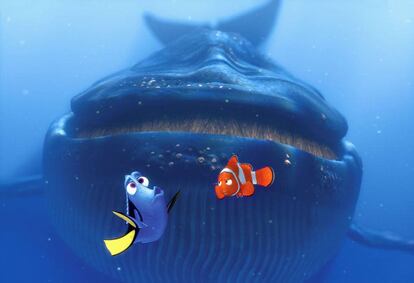 Dory se comunica en balleno con una ballena, mientras Marlin, padre de Nemo, la mira esc&eacute;ptico. Qu&eacute; atrevida es la ignorancia.