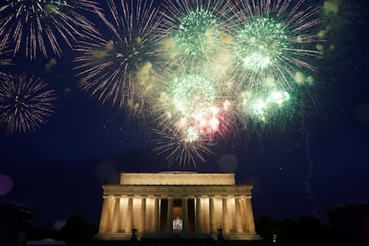 Lanzamiento de fuegos artificiales sobre el monumento a Lincoln, en Washington (EE UU).