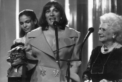 <b>1989. </b>'Mujeres al borde de un ataque de nervios', de Pedro Almodóvar, se lleva cinco de los 16 premios a los que optaba. Almodóvar no asiste a la gala y por eso no recoge los Goya a mejor película y guión: el cineasta prepara en Los Ángeles su candidatura al Oscar (le derrotó 'Pelle el conquistador',de Bille August). Primera edición marcada por un malestar ante una futura ley de cine. En la foto, Carmen Maura recibe el Goya a la mejor interpretación por 'Mujeres al borde de un ataque de nervios' junto a Inés Sastre (i) y Aurora Redondo (d).