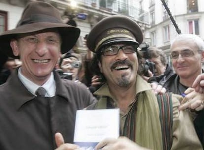 Atiq Rahimi (a la derecha) en París con el guardacoches del restaurante Drouant, cuya gorra lleva puesta.