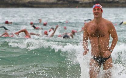 Varios de los bañistas que han participado en el 'Kontxapuzón' en San Sebastián.