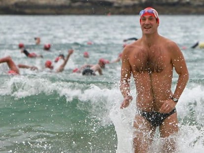 Varios de los bañistas que han participado en el 'Kontxapuzón' en San Sebastián.