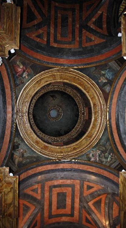 Cúpula de la capilla barroca. Mármoles rojos y grises.