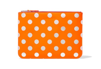 Cartera de piel en color naranja con lunares plateados de Commes es Garçons (125 euros)